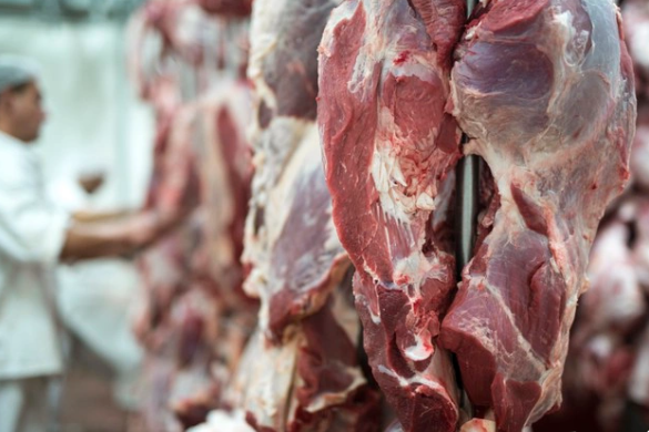 Industria de carne baja velocidad por Ómicron que afecta a personal e inspectores en Estados Unidos.